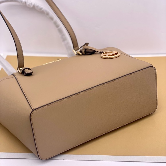 MICHAEL KORS CHARLOTTE
LARGE TOP ZIP TOTE SHOULDER BAG CAMEL COLOR - Picture 6 of 11